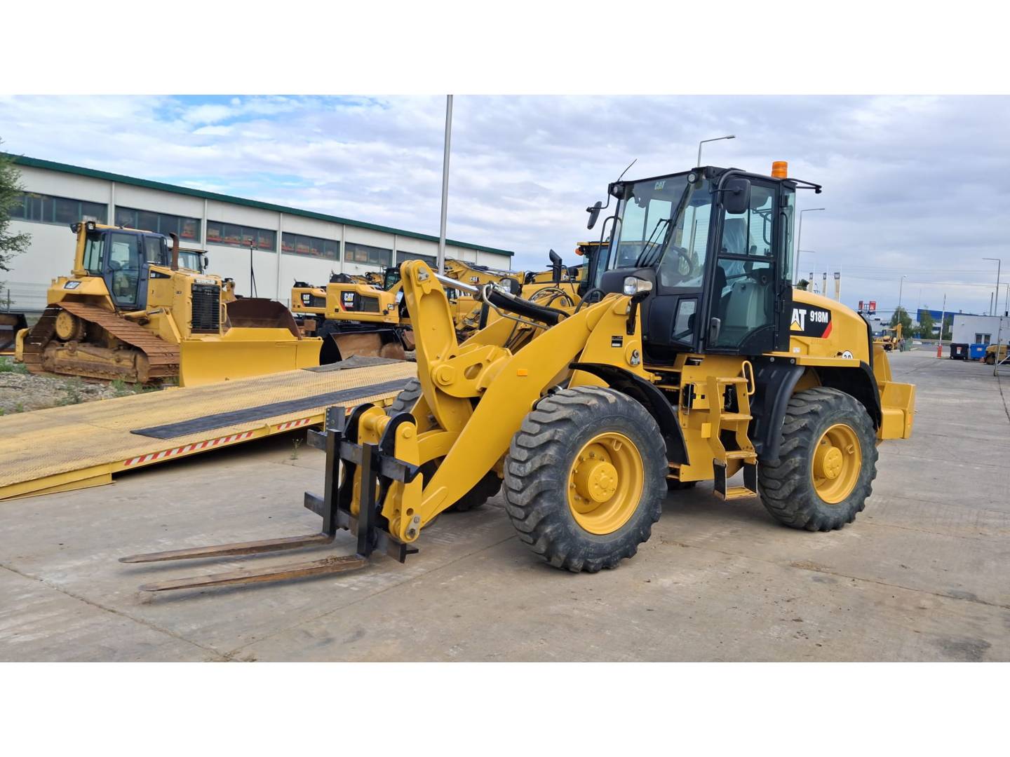 CAT 918M