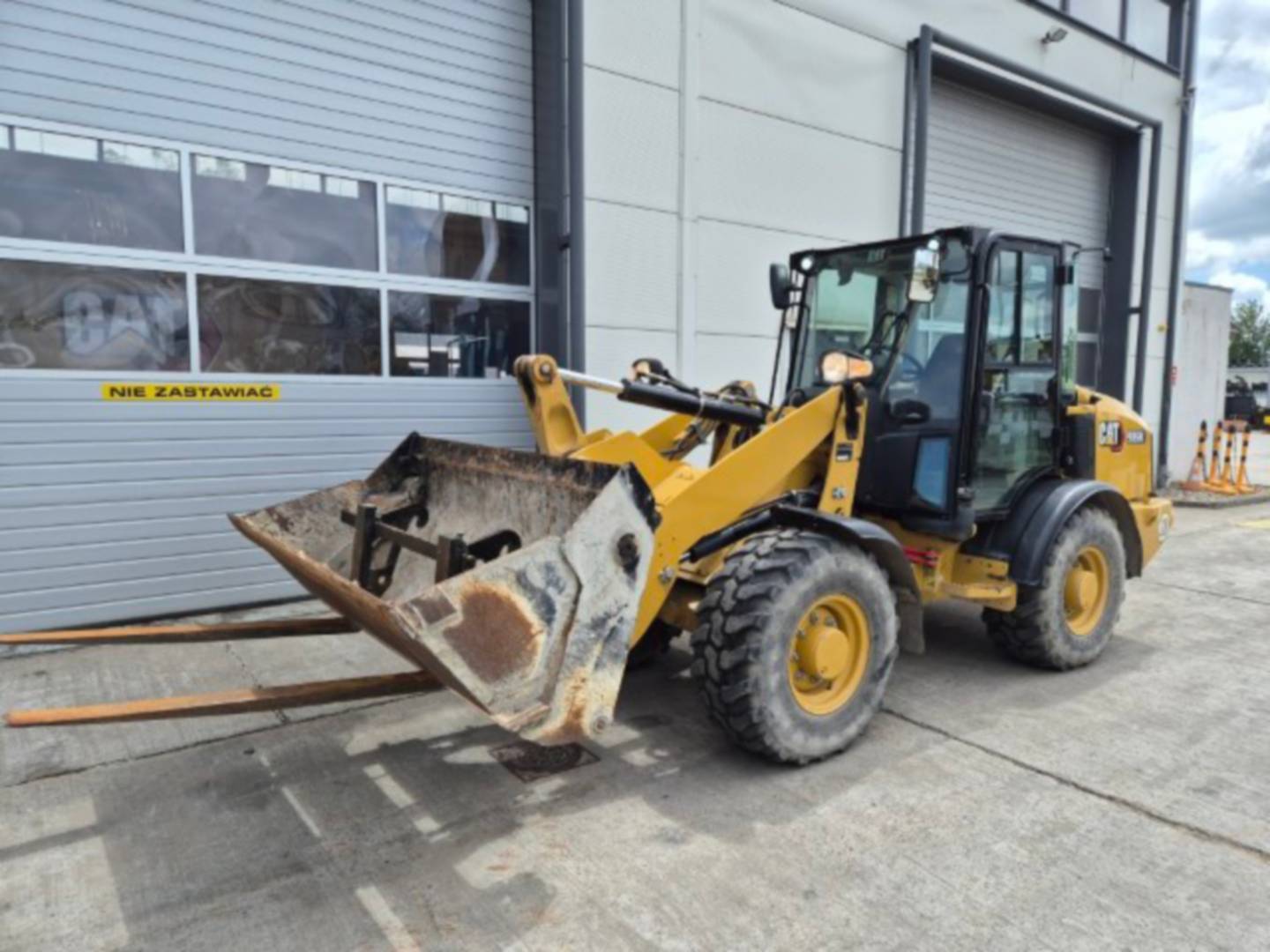 CAT 906M