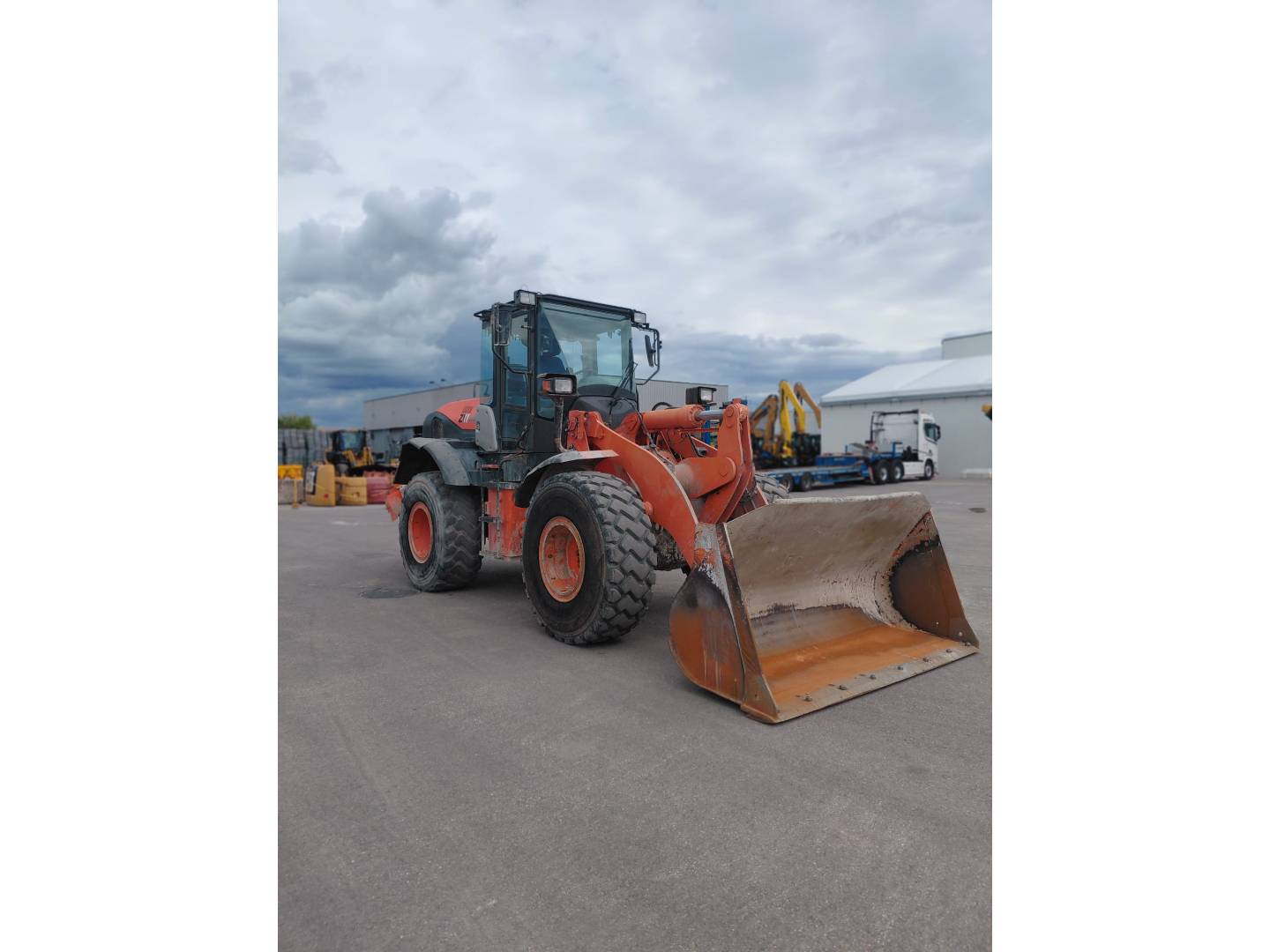 HITACHI ZW140